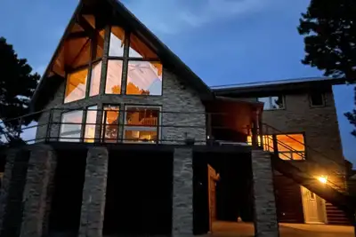 Image de Custom 4000 sq foot three story Chalet in amazing Private Park.