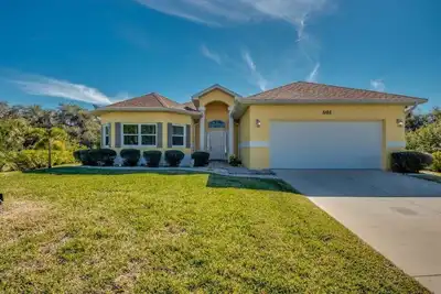 Image de A spacious 2-bedroom retreat in sunny Cape Coral.