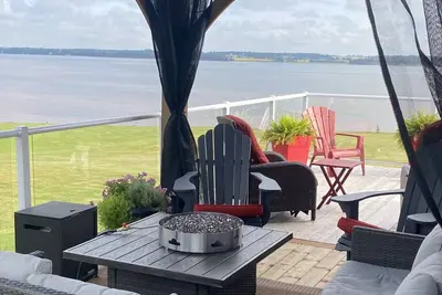 Image de Waterfront Home of over 2 acres!