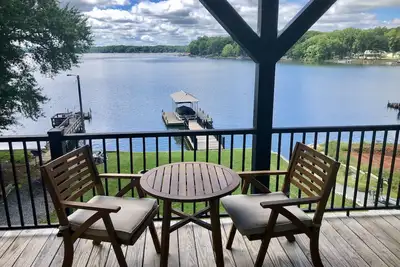Image de Luxurious 5 bed 3 1/2 bath lakefront home: private pier, 2 paddleboards, 2 kayak