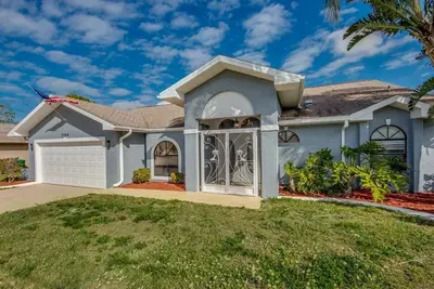 Image de A spacious 3-bedroom retreat in sunny Cape Coral.