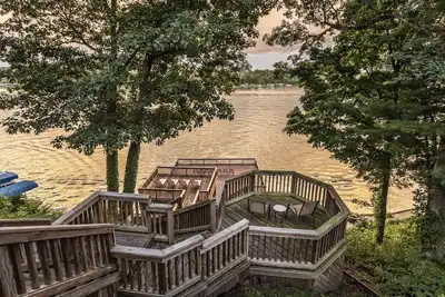 Image de Lakeside Cottage w\/ Spacious Multi-level Deck and Outdoor Living Space