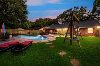 Image de ⭐️⭐️⭐️⭐️⭐️Home💦Spa•Pool•Art❤️Md^Anderson•Tmc•Nrg•Hbu