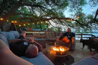 Image de Pet friendly, beautiful lakefront property that sleeps up to 15 people