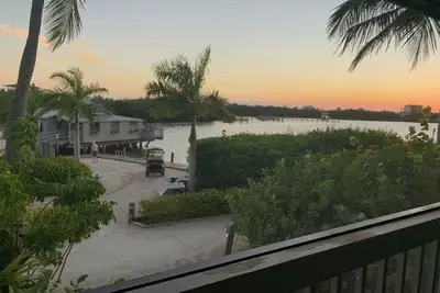 Image de Welcome to Seabatical a barrier island get-away accessible only by boat or ferry