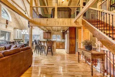 Image de Running Bears Den- Chalet Village’s Perfect Retreat in the Mountains