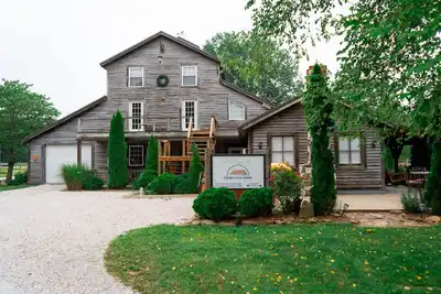 Image de The Lodge - Cozy farm stay with hot tub & breathtaking views 10 min to Fl & Wbs