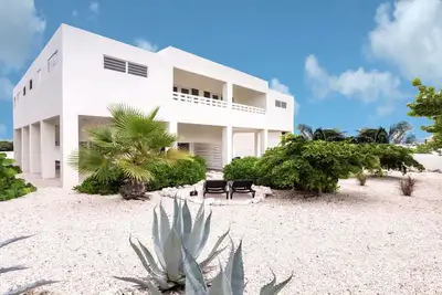 Image de Fully air-conditioned luxury studio apartment walking distance from the Beach