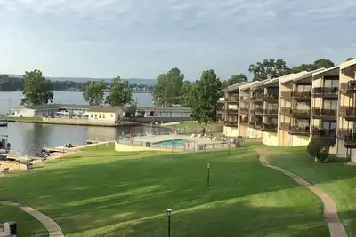 Image de Lakefront Condo W/Balcony, Newly Renovated
