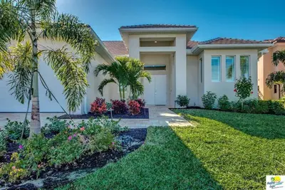 Image de A spacious 4-bedroom retreat in sunny Cape Coral.