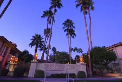 Image de Private Resort Community w\/3 Heated Pools\/Spas -- ½ mile Walk to N. Mtn. Hiking!