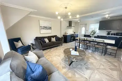 Image de 4 bed home in the centre of Alnwick with parking