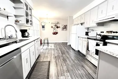 Image de 4 Bed, Private, Cozy, Near water and downtown.
