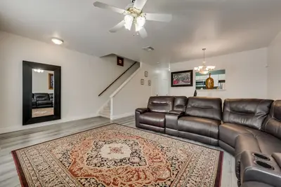 Image de ⭐️⭐️⭐️⭐️⭐️Tmc•Home of Art•Classic❤️2 King Suites✔️2 🚙Garage♻️🎗