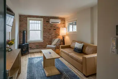 Image de Charming One Bedroom Suite w/ Kitchen + Living