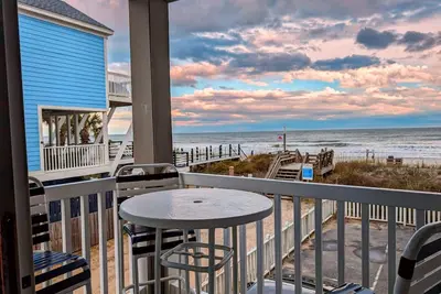 Image de Oceanfront 2 Bedroom with Pool, Linens included. Relax at \"Latitude Adjustment\"!