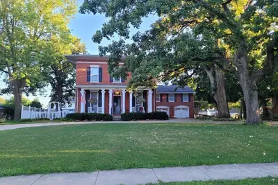 Image de Federalist style home close to down town minutes from the Field of Dreams!