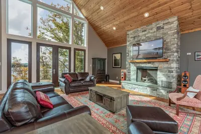 Image de Spacious new home on main lake with stunning views and convenient location