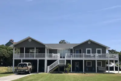 Image de Private Coastal Retreat with Channel Views and 3 minutes to the Beach!