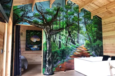 Image de Gîte Chalet at Natur'heil private jacuzzi.