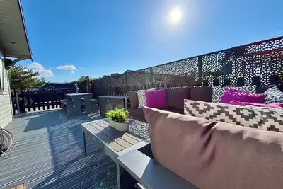 Image de Shorefields luxury pebble Log Cabin Lodge Retreat nr Beach