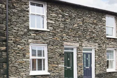 Image de A semi-detached, traditional slate cottage in the heart of Windermere with an enclosed courtyard.
