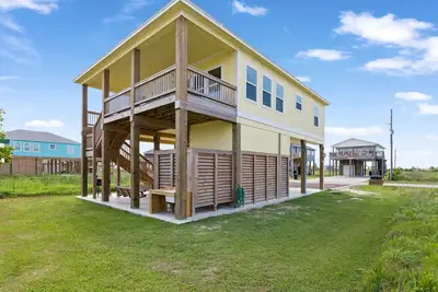 Image de Cuuuute Beachside Bungalow! King beds, Hot Tub, Starlink, Steps to Beach!