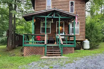 Image de Cozy Cabin Nestled at the base of the Bald Eagle Mtn.