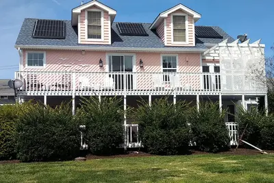 Image de The Pink House: 100 Steps to the Beach!