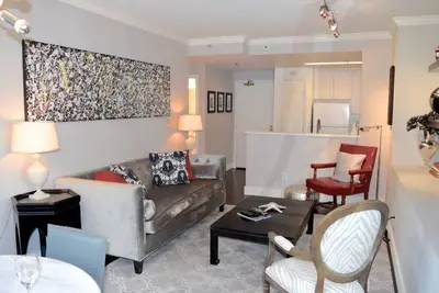 Image de Modern 1 Bedroom Condo w\/ Partial Bay Views and Parking near Levi's Plaza