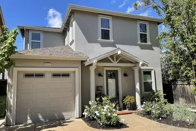 Image de Wine country retreat within walking distance of restaurants, wineries and more