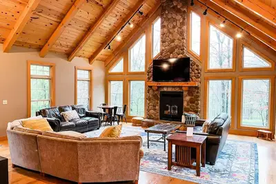 Image de Spacious, family-friendly lodge on 10 wooded acres. Sleeps 20 with 5 bedrooms, stocked pond