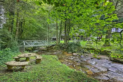 Image de ‘The Chalet Retreat’ Cabin Across from Creek!