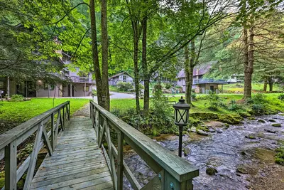 Image de Chalet Retreat: Cozy Cabin w/ On-Site Creek!