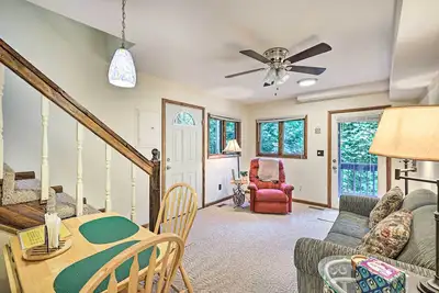Image de Cozy Roan Mountain Cabin w/ Private Balcony!