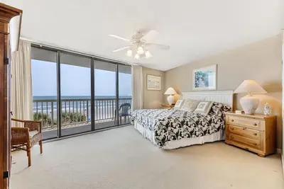 Image de Beautiful Front Beach 4 Bedroom Condo with Private Parking and Pools