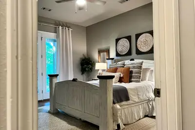 Image de Castaway Cove - Lakefront Home