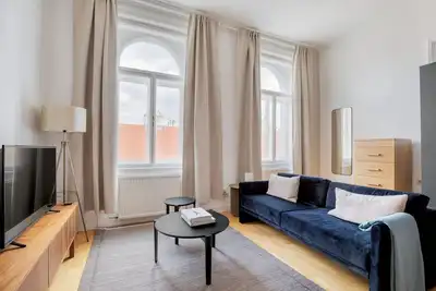 Image de Luxe Landstraße Studio w/ Elevator, 5 mins to Innenstadt, by Blueground