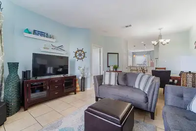 Image de Island Oasis! 1st floor! One block to the beach!