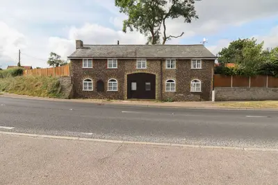 The Old Custom House, pet friendly, with open fire in Wangford