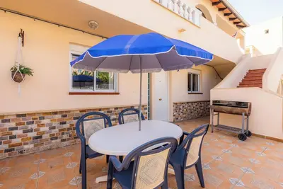 Image de Appartement \"Can Caragol\" avec terrasse privée, A\/C & WiFi.
