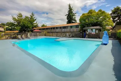 Image de Your Home Away From Home at Red Lion Hotel Bellevue! Pet-Friendly Property