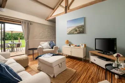 Image de 2 bedroom family friendly barn conversion, luxury indoor heated pool, games room & tennis courts clo