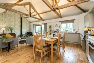 Image de Spacious family friendly barn with luxury indoor pool & tennis courts close to the north Norfolk coa