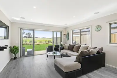 Image de Relax at Torquay Dunes: Shops and Beaches Nearby