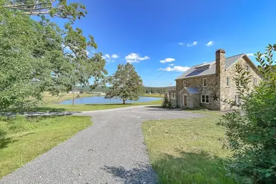 Image de Stunning modern farmhouse with Lake Access and Free Golf!