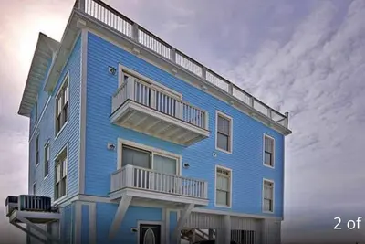 Image de Folly Beach Ocean Front Beauty sleeps 14. 3 decks and rooftop deck! ! ! <br>