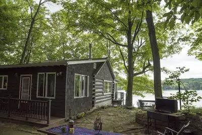 Image de Ryder Cup Rental : rustic lake front log cabin - 45min to Ryder Cup