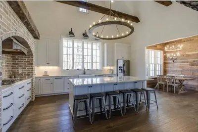 Image de Modern farmhouse on 24 acres of trees with a heated pool