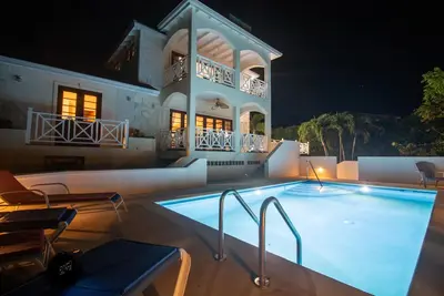 Image de ☆ 3Bdrm 3. 5 Bath Private Home w Brand New Pool Steps to Beach